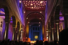 Kirche mit Lichtspektakel (Foto: Werner N&auml;f)