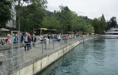Interlaken: Gang vom Schiff zum Bus in Thun &ndash; 250 Meter &hellip; (Foto: Peter Zollinger)